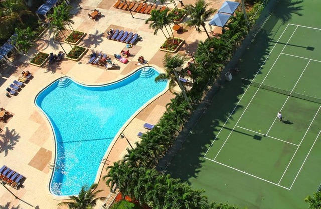 302 - Beautiful view of pool and gardens! Walk to beach!