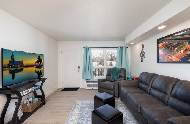 308 Cozy, clean, Landing and Convention Center