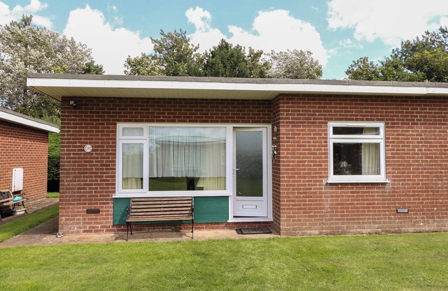 31 SIESTA MAR CHALET PARK, pet friendly, with a garden in Mundesley