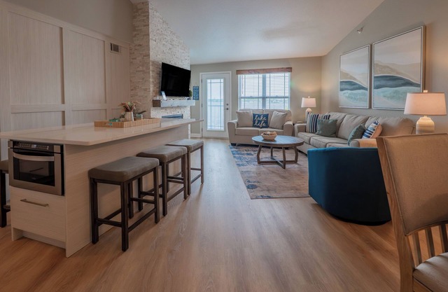 313 - 2 Bed/2 Bath Lake View Condo Suite