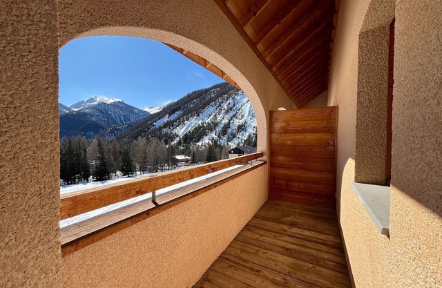 35 m 2 6-bed apartment at the foot of the slopes with magnificent valley views