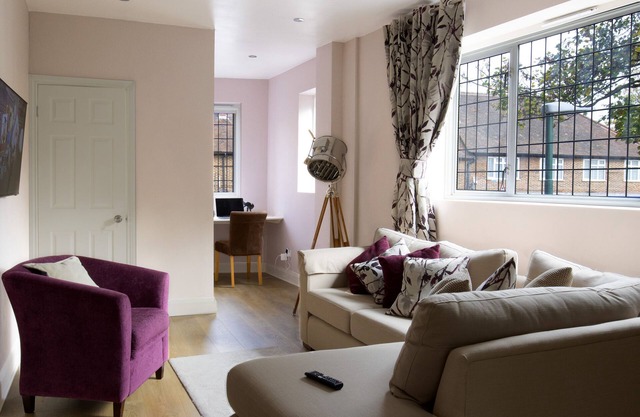 35 min from London Victoria/2-Bedrooms Flat in the Heart of Cheam Village