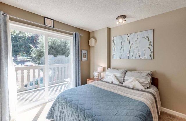 37SLL - Economical - Convenient - Kitchenette - Sleeps 2 by RedAwning