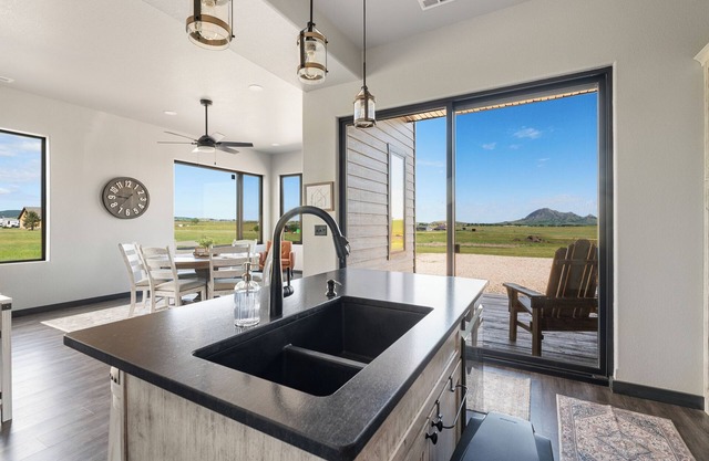 3bd 2bth Luxury Retreat with Hot Tub Near Bear Butte!