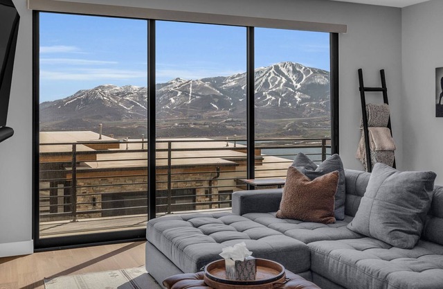 3BD Hillside Retreat w/ Stunning Views!