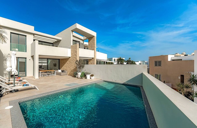 3bed, 2bath townhouse, private heated pool @28º for free