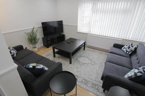 3Bed Central Flat - free parking