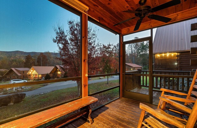 3bedroom 2bath cabin.Easy in winter, no steep hills.15 min to Gatlinburg strip.