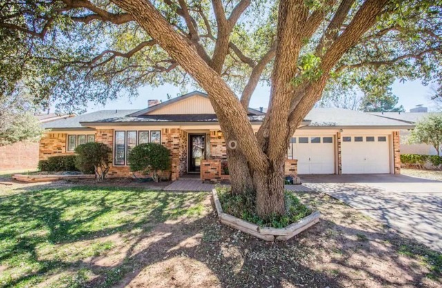 3BR 2BA HotTub firepit & Game room Quiet Neighborhood near shopping Entire house