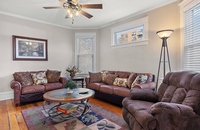 3br 2ba hse AC WiFi 3 blks to Xcel Event Center, dining,&bars 6.8 mls to airprt