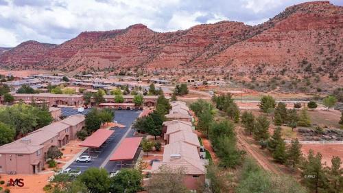 3BR/2BA Townhome with Pool, Patio, WiFi, Washer/Dryer