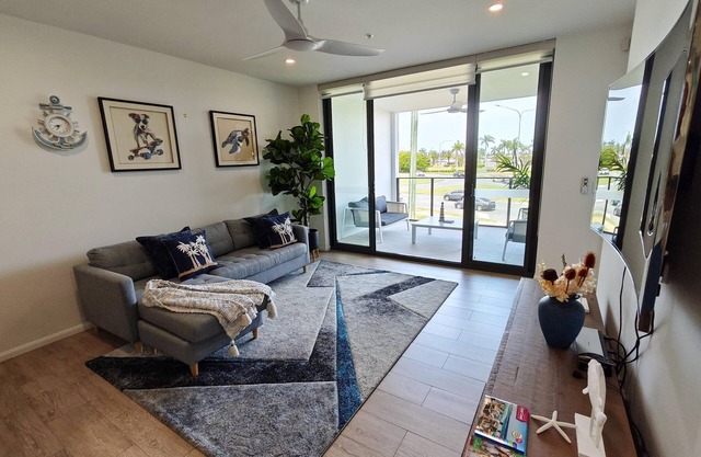 3BR, 2BA Unit with Pool, Parking & BBQ in Gold Coast