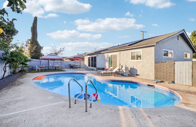 3BR/2Bth w Pool, Garage, King Bed, Ranch Style