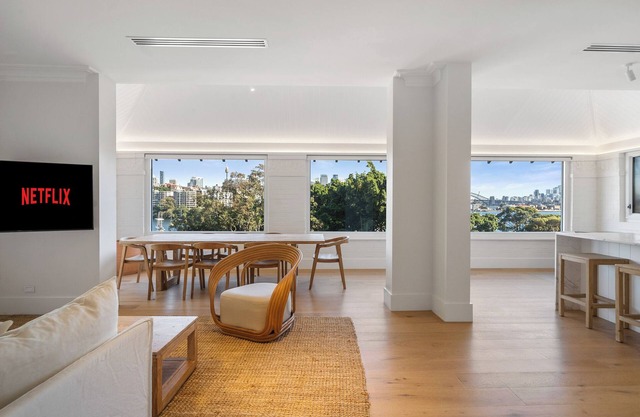 3BR Entire Lvl Penthouse with Views Darling Point