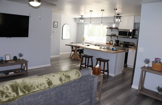 3BR Home Sleeping 6 Near Downtown Palmer With Mountain Views