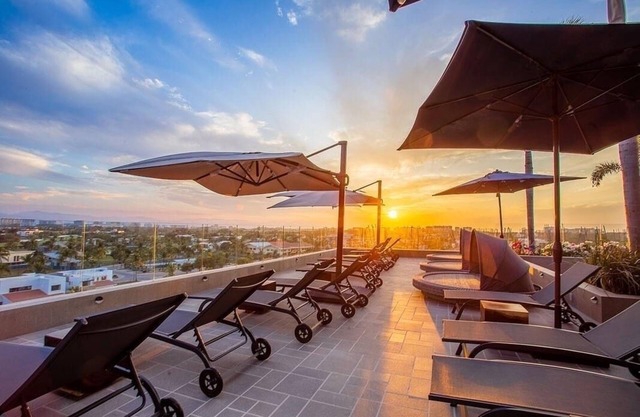 3BR Luxury Penthouse with Mountain View & Prime Location