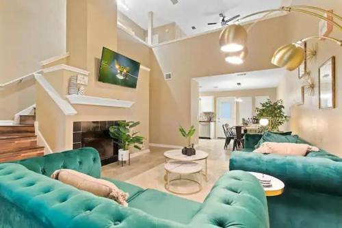 3br25ba Close To Downtown, Tesla