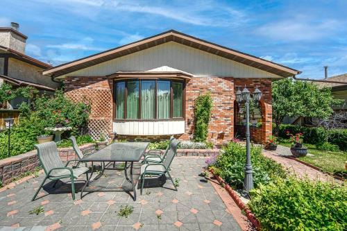3BR2BA Dbl Garage Home Fenced yard near Downtown and YYC Pet OK