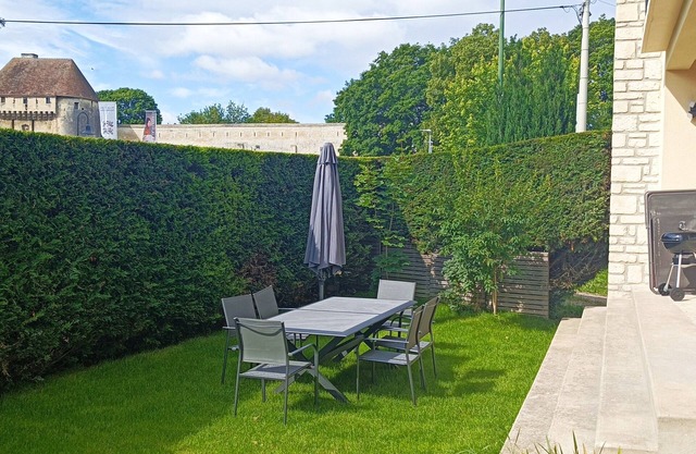 3D visit available - Renovated house in the center of Caen with parking and garden