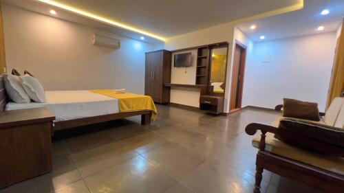 3Empire Room with Common Pool