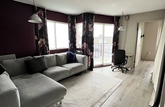 3min walk to beach, restaurants & groceries steps out the door, bus route 99/02