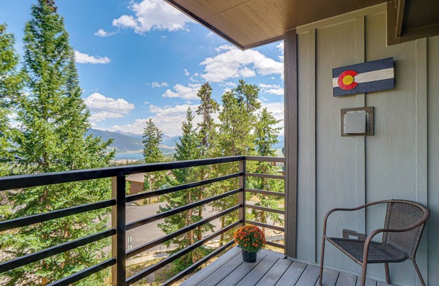 3rd-Floor Condo w/ Lake Dillon & Mtn Views!
