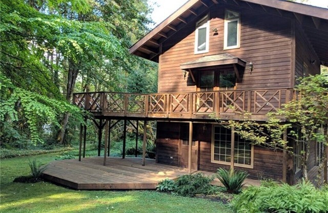 4,000 sq ft Mt. Baker Ski Lodge, sleeps 21, walk to town, brand new hot tub