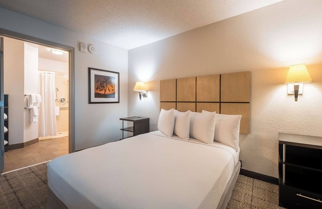4 Affordable Suites w/Spacious Work Area & Complimentary Coffee