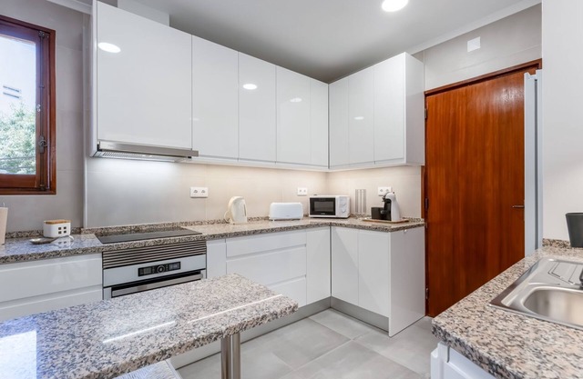 4 BDR Flat W/Balcony in Armação by LovelyStay