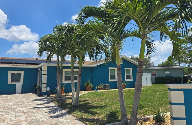 4-bdrm home in lovely Cocoa with Heated Pool, WiFi, AC, Minutes to Attractions.