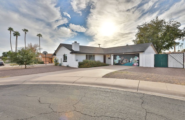 4 Bed 2 Bath Single Family home with 2 King Beds sleeps 10 with huge backyard