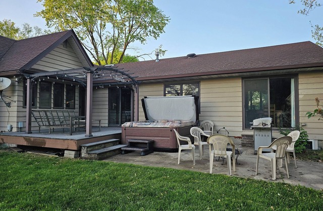4- bed 3-bath w/private HOT TUB