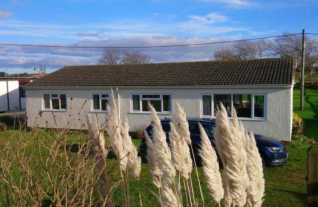 4 Bed Beach Bungalow with Dog-friendly Garden & Hot Tub on South Beach, Heacham