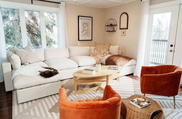 4 Bed Home Along River Near DT, AC, Hot Tub