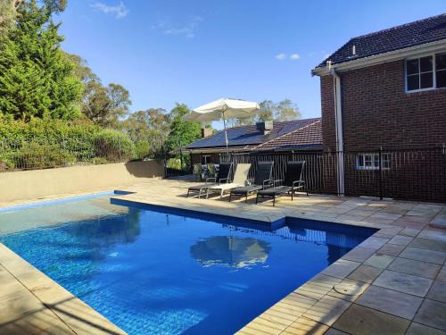 4-bedroom Acre Retreat with Pool & Garden - Pets and Long Stays Welcome