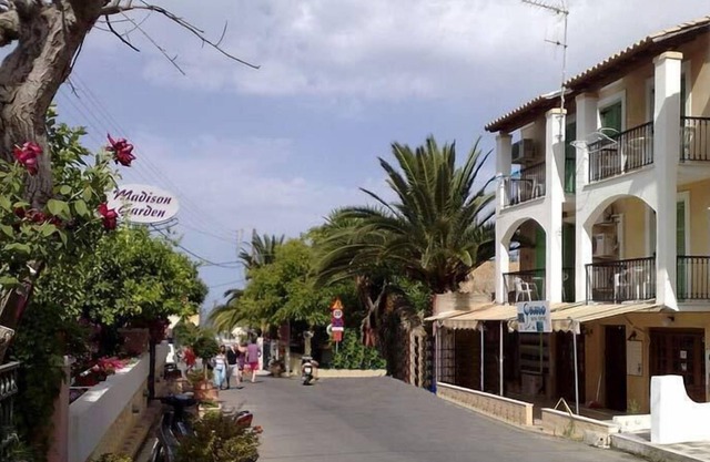 4 bedroom apartment for 4 p 70 m from the beach