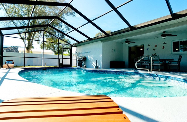 4-Bedroom Dog-Friendly Home, Just 13 Miles from Siesta Key Beach! Private Pool