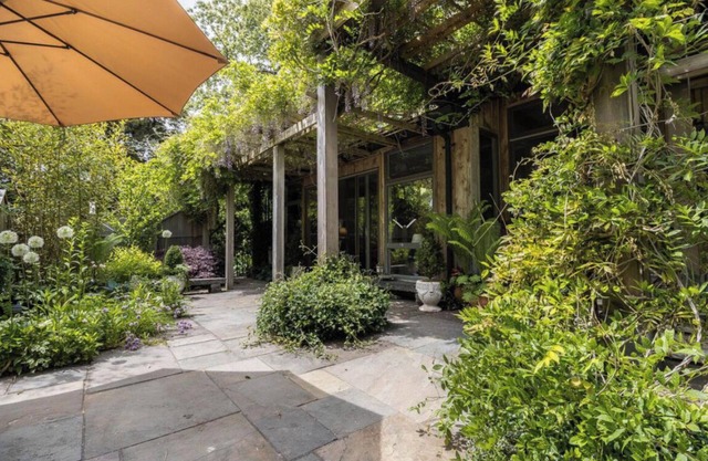 4-bedroom house in Shelter Harbor w/private access to pristine Weekapaug Beach