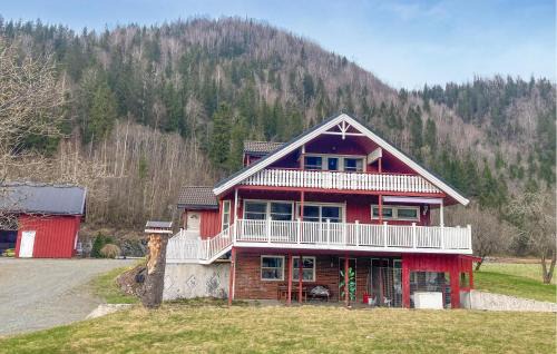 4 Bedroom Nice Home In Flornes