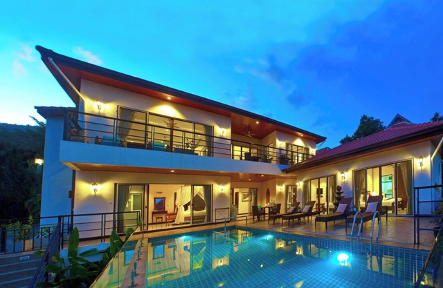 4 BEDROOM - STUNNING SEA VIEWS, MOUNTAIN VISTAS AND CLOSE TO OCEAN AND SHOPPING