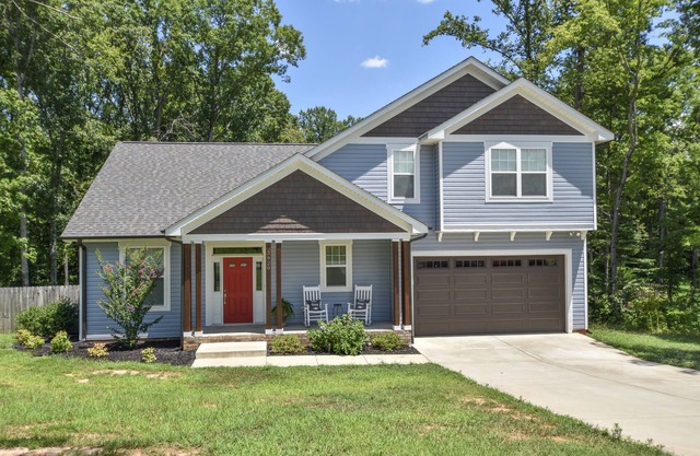 4 BR, 3 BATH MCGEE POINT HOME on LKN! CLOSE TO EVERYTHING BUT AWAY FROM IT ALL!