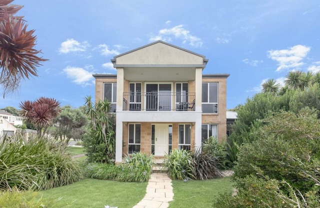 4 BR house near beach sleeps 9