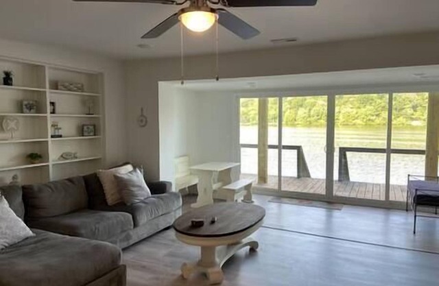 4-BR Spacious House by the River w/Backyard & BBQ