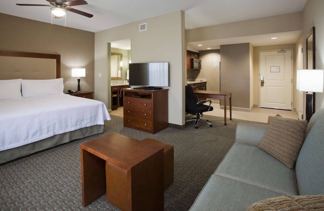 4 Comfortable Accommodation! Kitchen, Pet-Friendly, Indoor Pool!