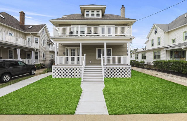 4 Houses from the Beach! 7 bedroom 4 bath house.
