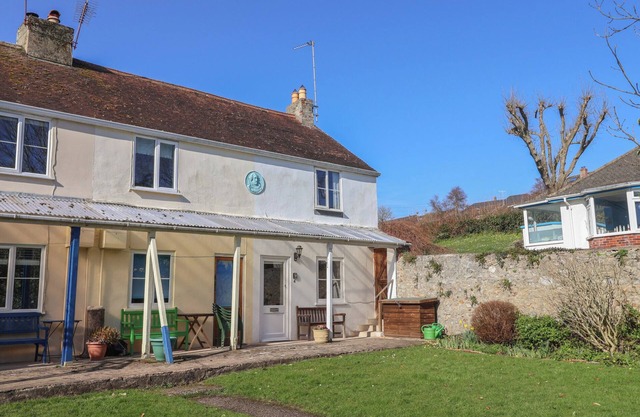 4 LYMBROOK COTTAGES, pet friendly, with a garden in Lyme Regis