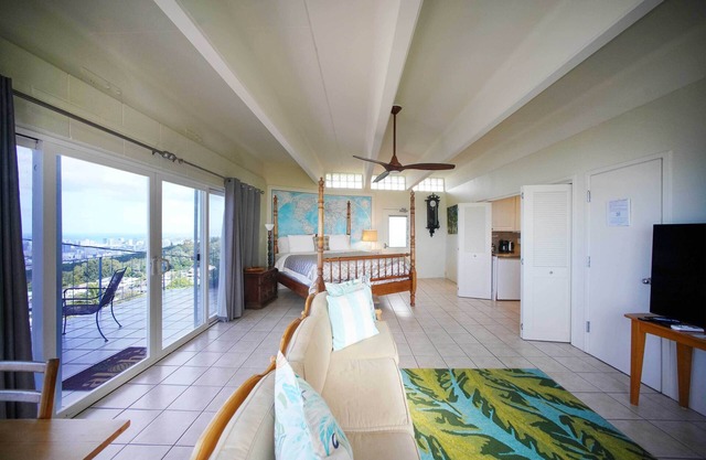 4 Mi to Beaches: Honolulu Hideaway w/Views!