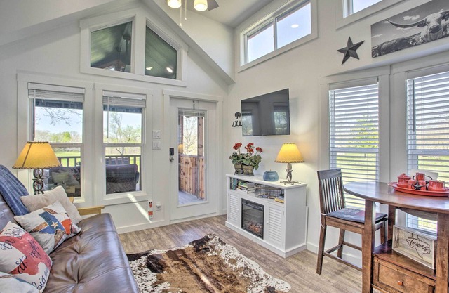 4 Mi to Downtown McKinney: Tiny Home w/Fire Pit