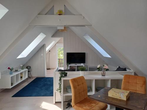 4 minutes from Sainte-Mère-Église - Independent apartment on first floor of big house with garden