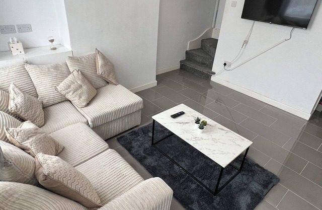 4 person cosy full house with garden access - close to city centre and CBS arena